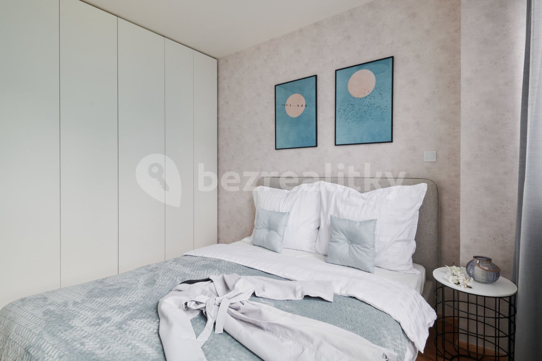 1 bedroom with open-plan kitchen flat to rent, 42 m², Perucká, Prague, Prague