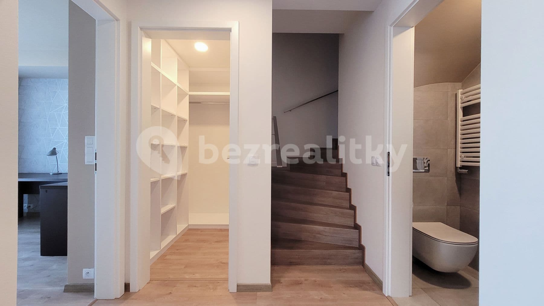 3 bedroom with open-plan kitchen flat to rent, 115 m², Mukařovského, Prague, Prague