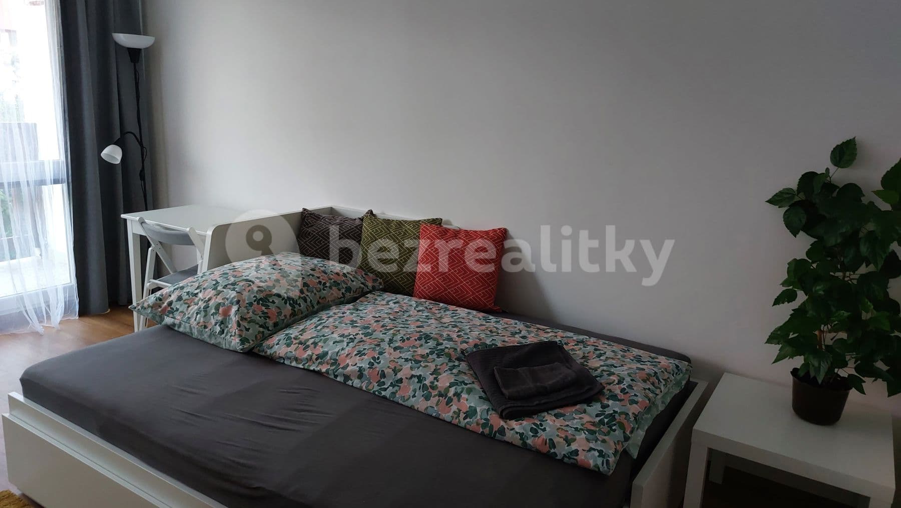 Small studio flat to rent, 33 m², Děkanská vinice Ⅱ, Prague, Prague