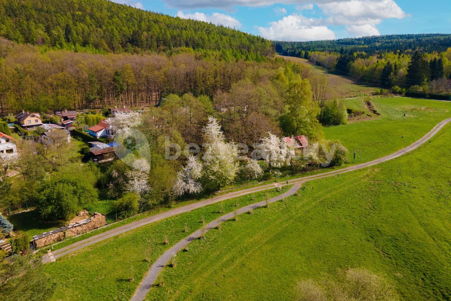 recreational property for sale, 1,135 m², Velký Chlumec, Středočeský Region