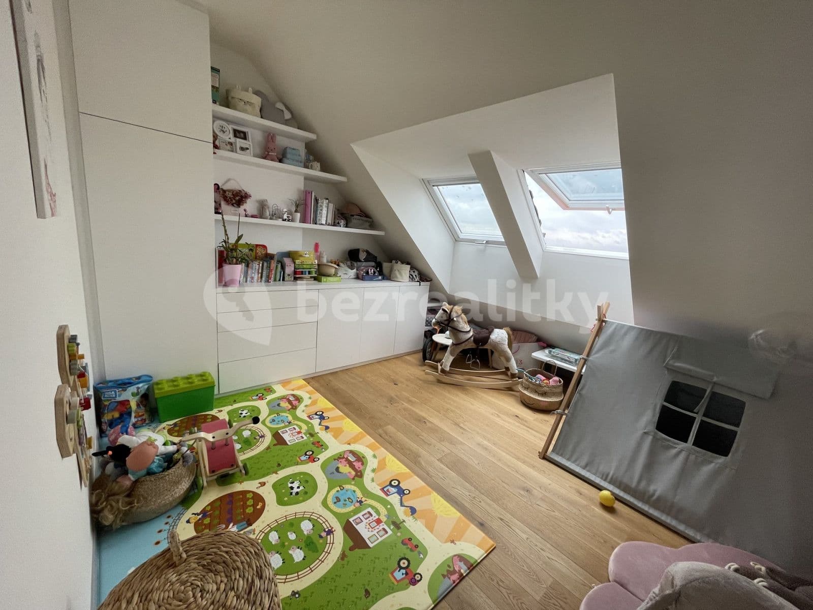 3 bedroom with open-plan kitchen flat to rent, 115 m², Budečská, Prague, Prague
