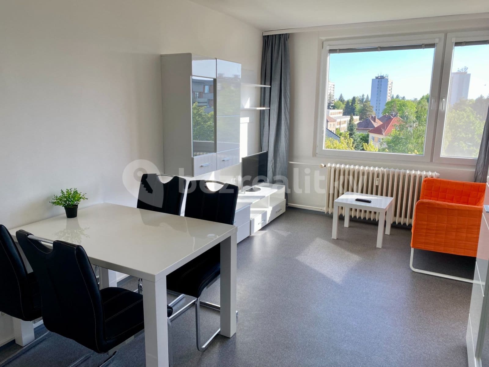 1 bedroom with open-plan kitchen flat to rent, 35 m², Veverkova, Hradec Králové, Královéhradecký Region