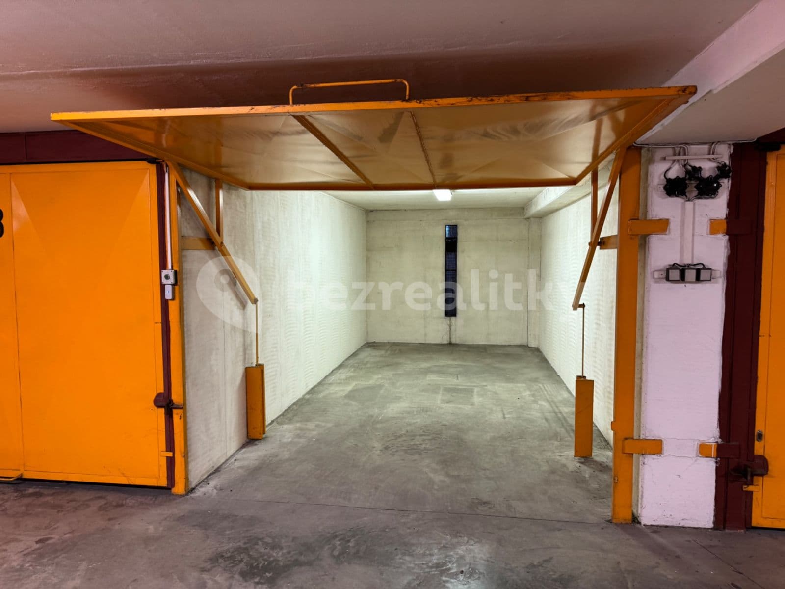 garage to rent, 17 m², Makovského, Prague, Prague