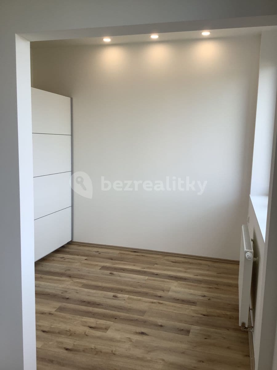 1 bedroom with open-plan kitchen flat to rent, 31 m², náměstí Dr. Václava Holého, Prague, Prague