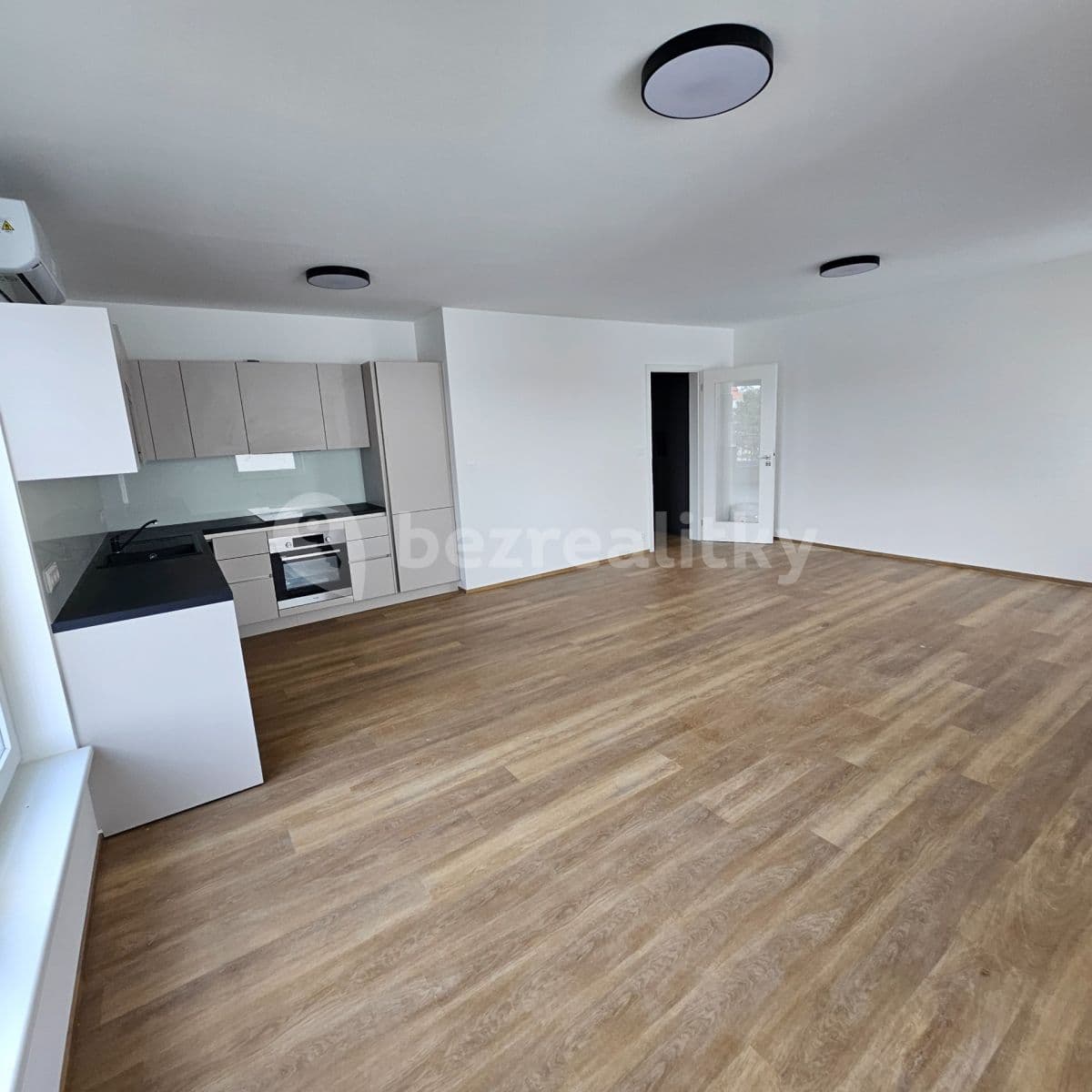 1 bedroom with open-plan kitchen flat to rent, 63 m², U Slaviborského dvora, Prague, Prague