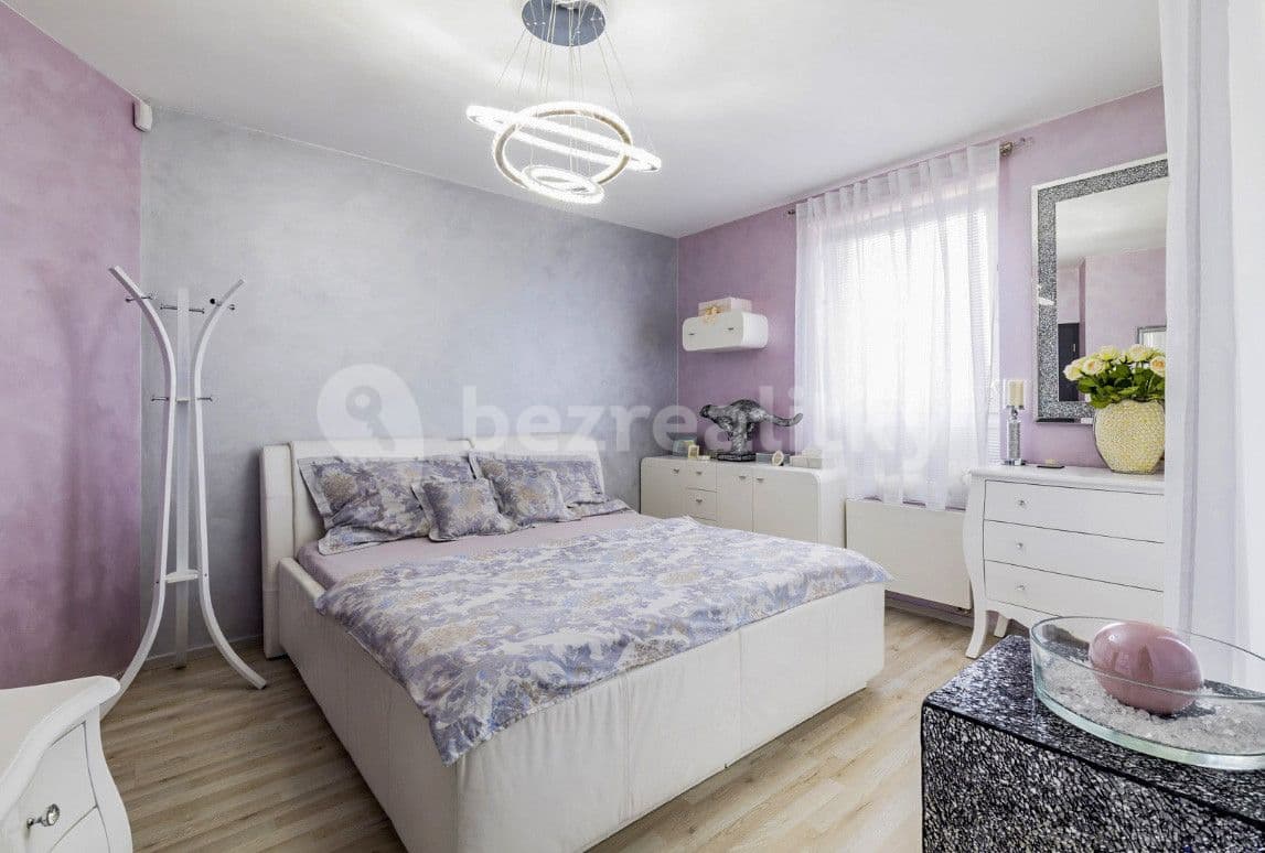 2 bedroom with open-plan kitchen flat for sale, 100 m², Pod Krejcárkem, Prague, Prague