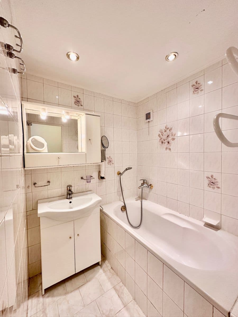 flat to rent, 72 m², Mimoňská, Prague, Prague