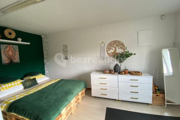 2 bedroom flat to rent, 48 m², V Křovinách, Praha