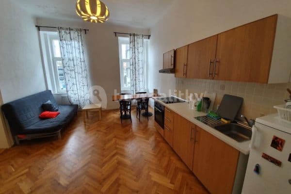 3 bedroom with open-plan kitchen flat to rent, 25 m², Pernerova, Praha