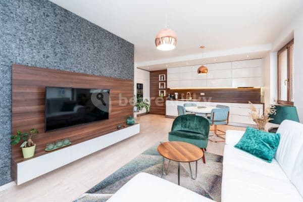 2 bedroom with open-plan kitchen flat for sale, 78 m², Ctiradova, Praha