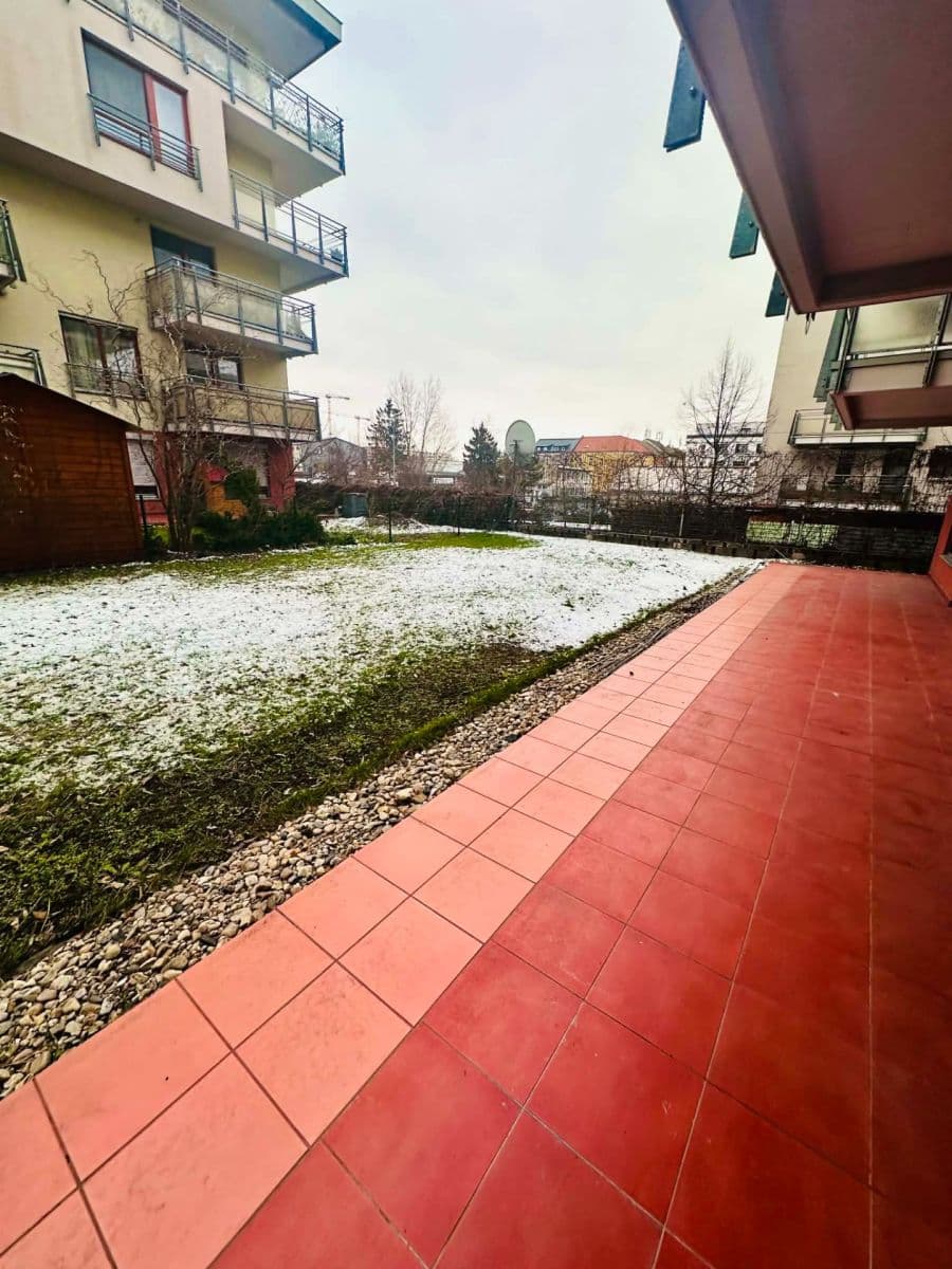 3 bedroom with open-plan kitchen flat to rent, 100 m², Jana Přibíka, Prague, Prague 3 bedroom with open-plan kitchen flat to rent, 100 m², Jana Přibíka, Prague, Prague