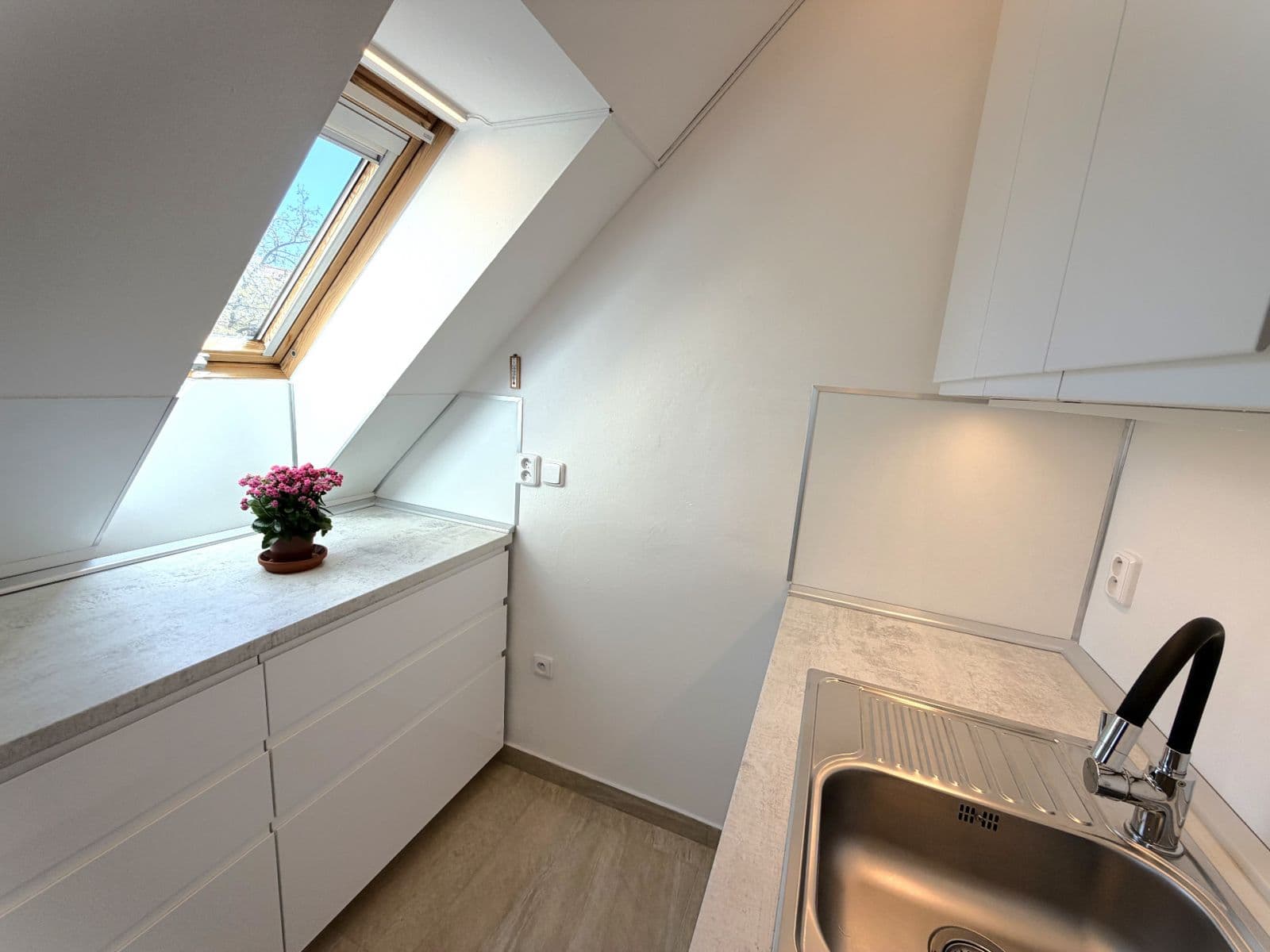 2 bedroom with open-plan kitchen flat to rent, 95 m², Na Pískách, Prague, Prague 2 bedroom with open-plan kitchen flat to rent, 95 m², Na Pískách, Prague, Prague