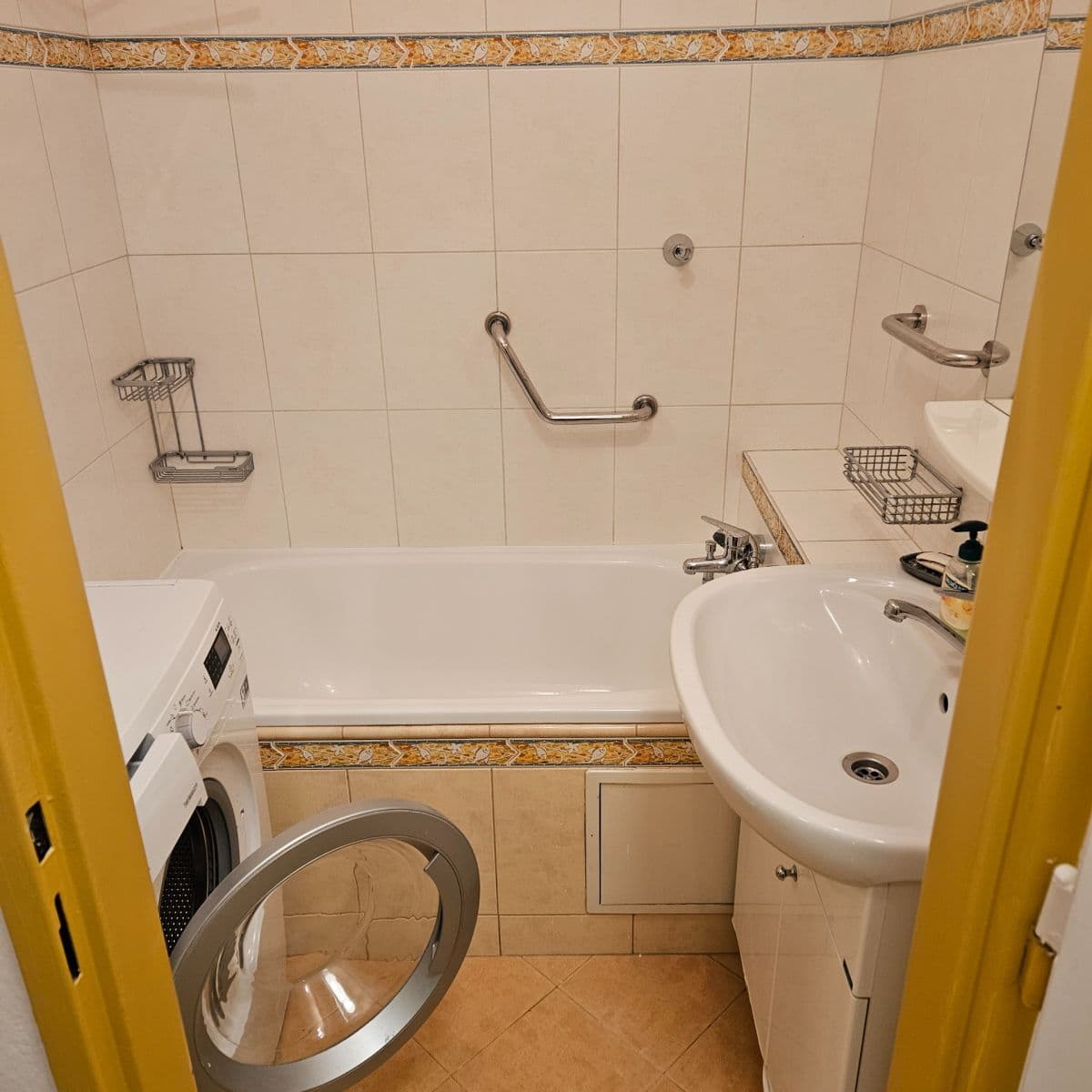 3 bedroom with open-plan kitchen flat to rent, 78 m², Hrusická, Prague, Prague 3 bedroom with open-plan kitchen flat to rent, 78 m², Hrusická, Prague, Prague