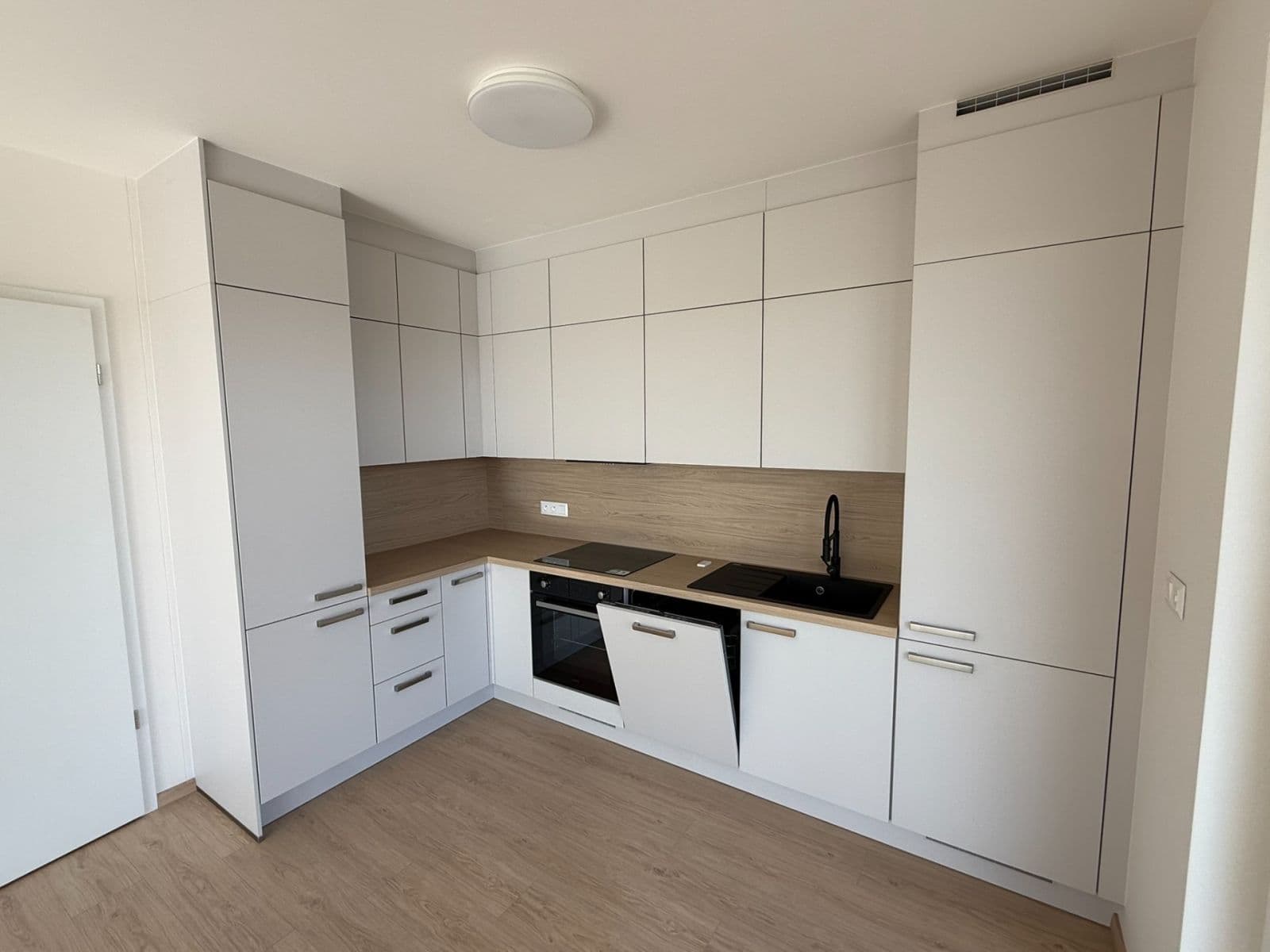 2 bedroom with open-plan kitchen flat to rent, 74 m², Haenkeho, Prague, Prague 2 bedroom with open-plan kitchen flat to rent, 74 m², Haenkeho, Prague, Prague