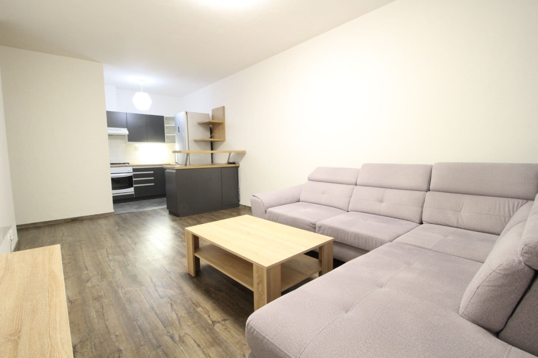 1 bedroom with open-plan kitchen flat to rent, 41 m², Pelušková, Prague, Prague 1 bedroom with open-plan kitchen flat to rent, 41 m², Pelušková, Prague, Prague