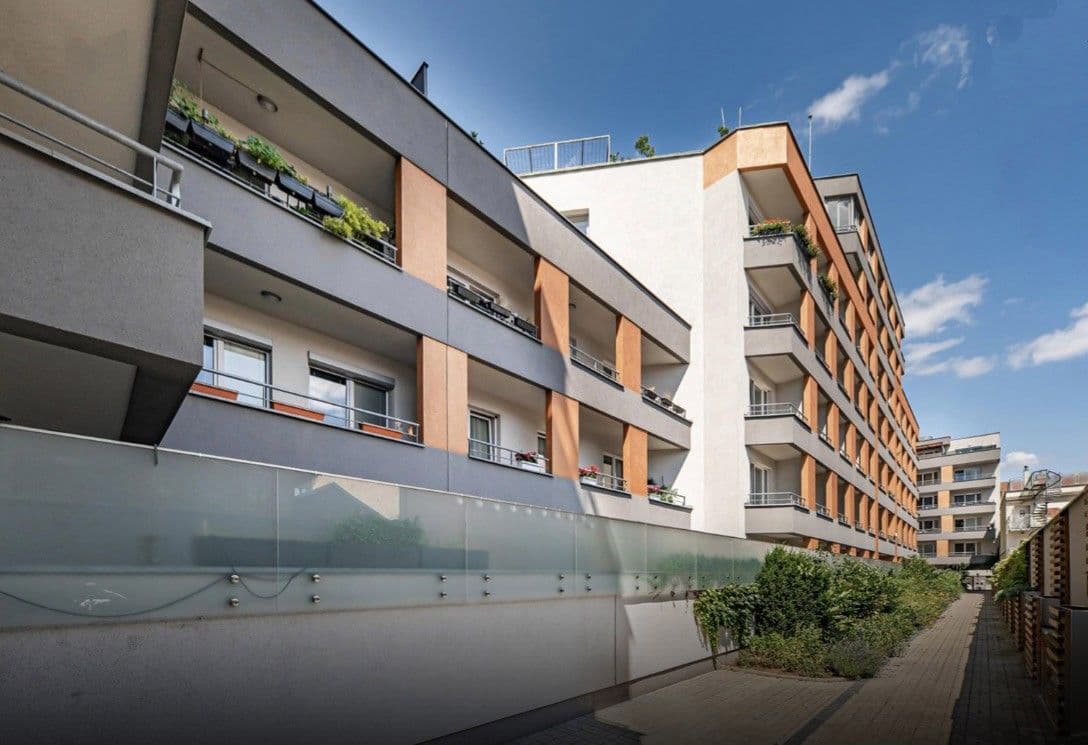 1 bedroom with open-plan kitchen flat to rent, 60 m², Petrohradská, Prague, Prague 1 bedroom with open-plan kitchen flat to rent, 60 m², Petrohradská, Prague, Prague