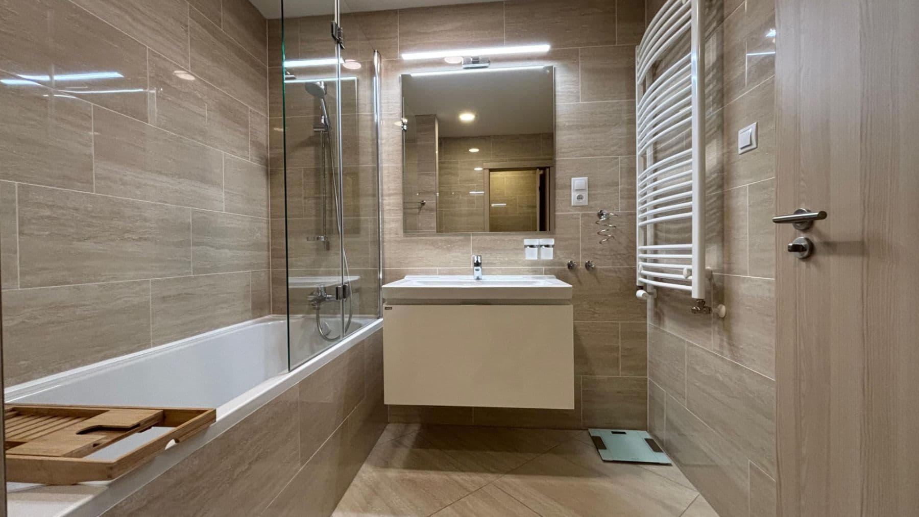 1 bedroom with open-plan kitchen flat to rent, 60 m², Petrohradská, Prague, Prague 1 bedroom with open-plan kitchen flat to rent, 60 m², Petrohradská, Prague, Prague