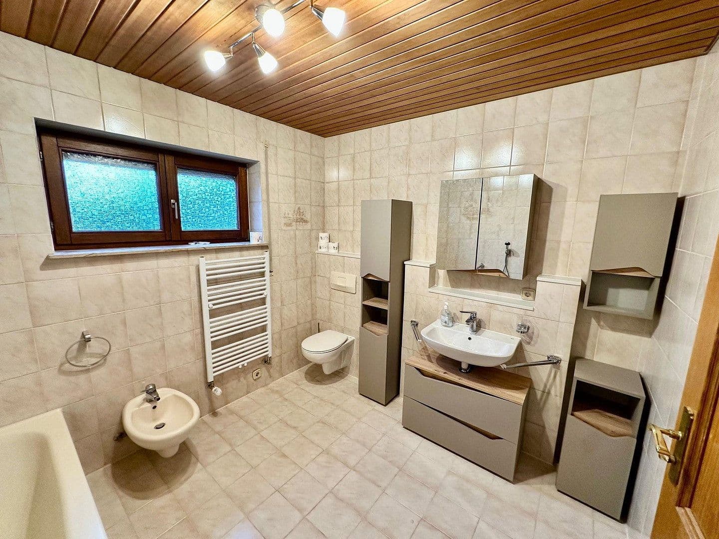 2 bedroom with open-plan kitchen flat to rent, 150 m², Aichtal, Baden-Württemberg 2 bedroom with open-plan kitchen flat to rent, 150 m², Aichtal, Baden-Württemberg