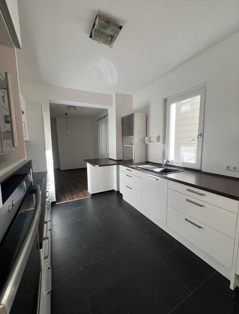 2 bedroom with open-plan kitchen flat to rent, 97 m², Stuttgart, Baden-Württemberg 2 bedroom with open-plan kitchen flat to rent, 97 m², Stuttgart, Baden-Württemberg