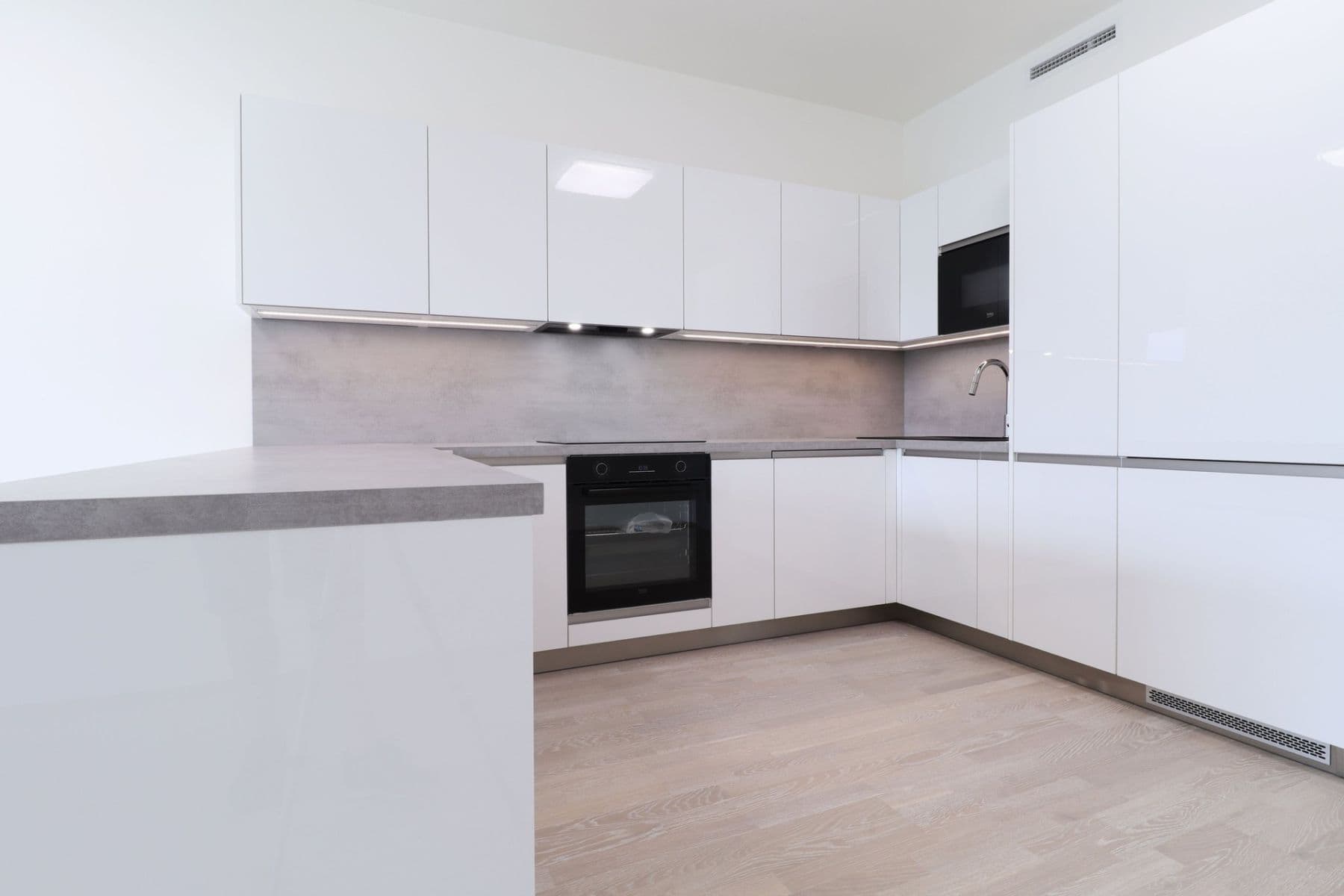 2 bedroom with open-plan kitchen flat to rent, 94 m², K Červenému vrchu, Prague, Prague 2 bedroom with open-plan kitchen flat to rent, 94 m², K Červenému vrchu, Prague, Prague