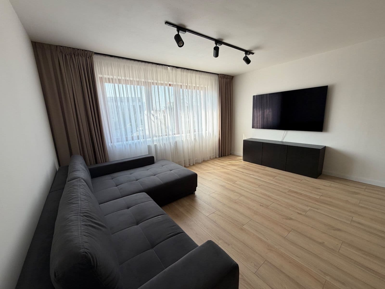 1 bedroom with open-plan kitchen flat to rent, 67 m², Bolívarova, Prague, Prague 1 bedroom with open-plan kitchen flat to rent, 67 m², Bolívarova, Prague, Prague