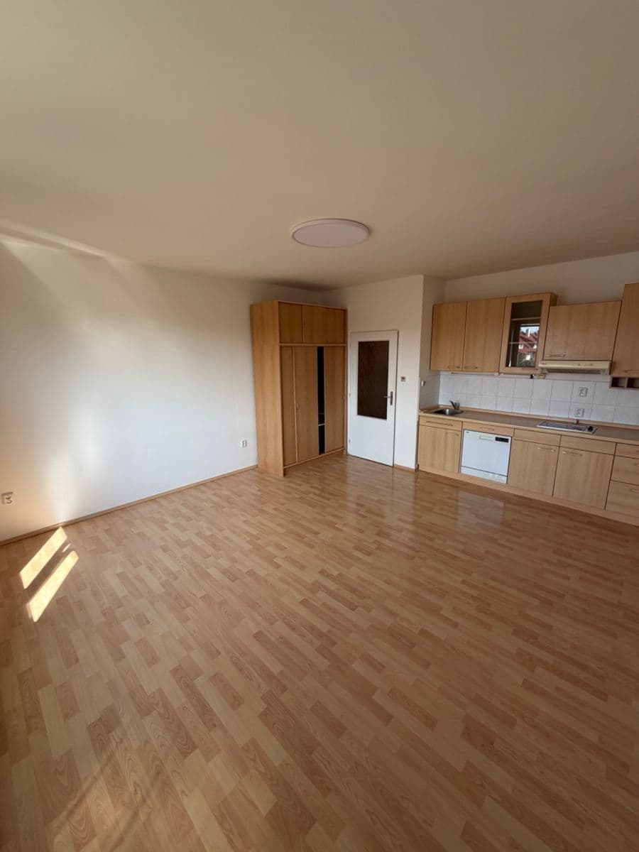 Studio flat to rent, 31 m², Zimní, Hostivice, Středočeský Region Studio flat to rent, 31 m², Zimní, Hostivice, Středočeský Region