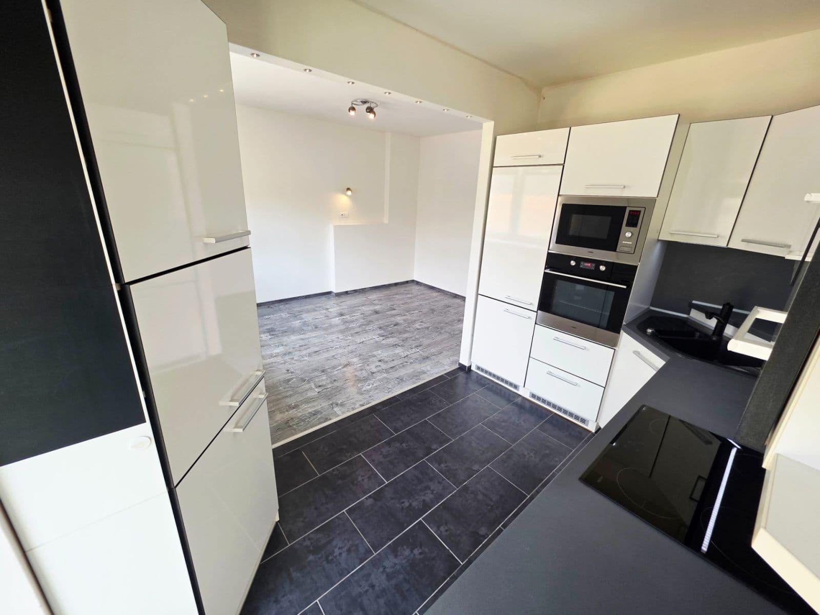 1 bedroom with open-plan kitchen flat to rent, 55 m², Mojmírovo náměstí, Brno, Jihomoravský Region 1 bedroom with open-plan kitchen flat to rent, 55 m², Mojmírovo náměstí, Brno, Jihomoravský Region