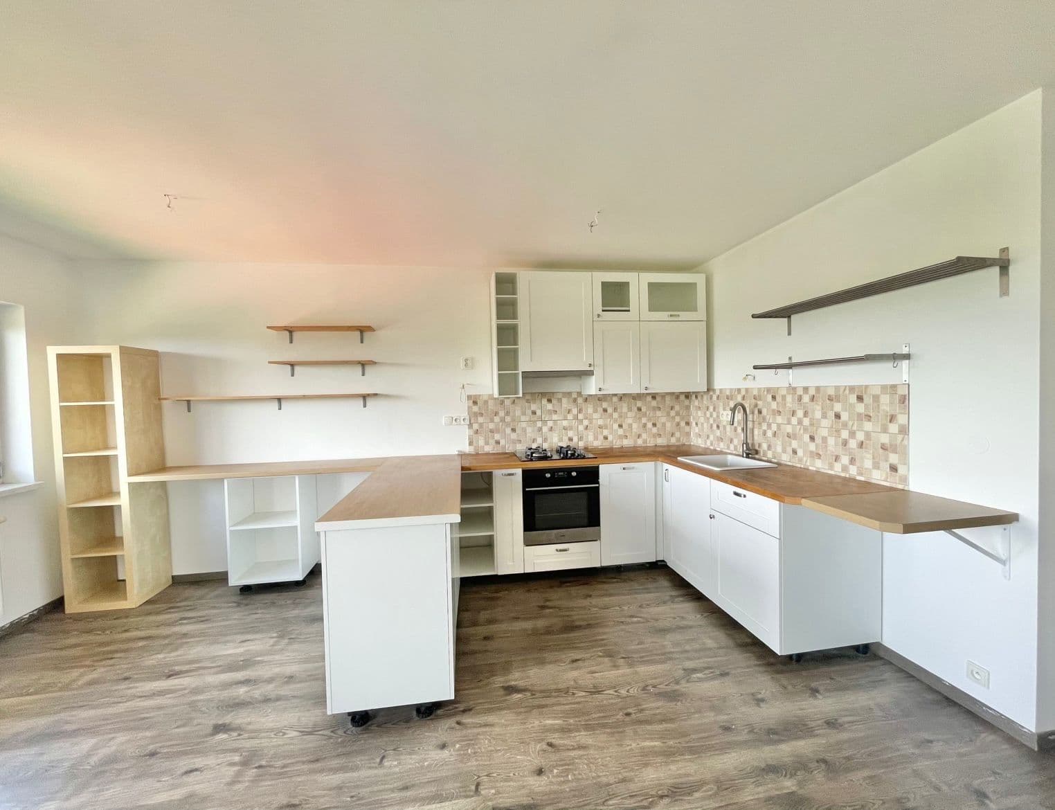 2 bedroom with open-plan kitchen flat to rent, 77 m², Horská, Jenišov, Karlovarský Region 2 bedroom with open-plan kitchen flat to rent, 77 m², Horská, Jenišov, Karlovarský Region