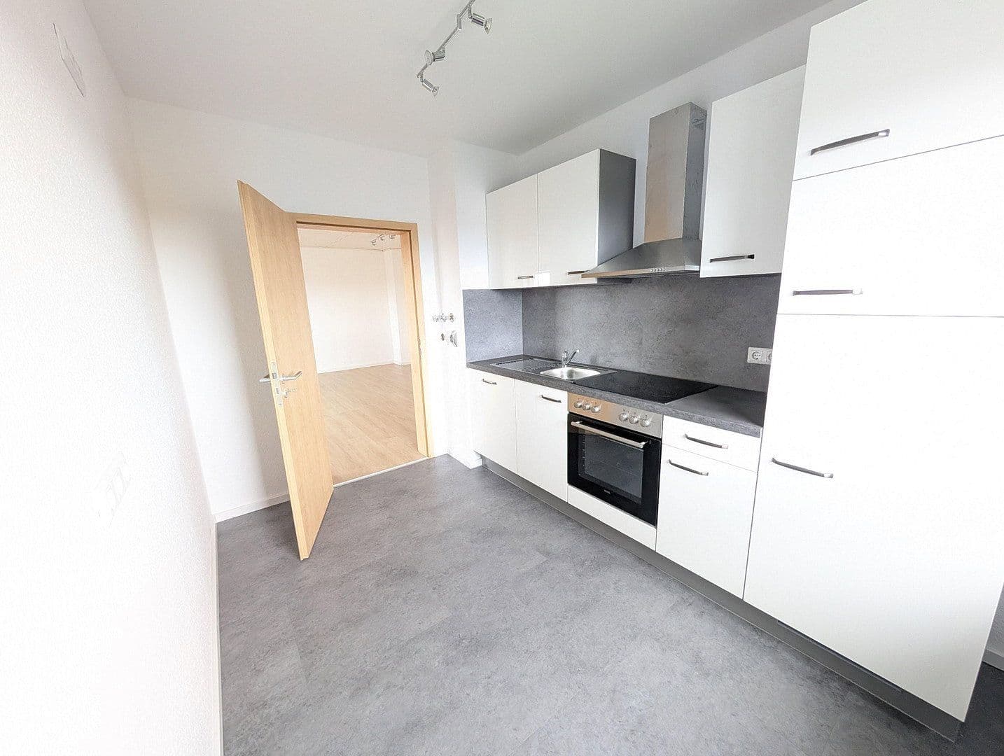 2 bedroom with open-plan kitchen flat to rent, 90 m², Neuhofen, Rhineland-Palatinate 2 bedroom with open-plan kitchen flat to rent, 90 m², Neuhofen, Rhineland-Palatinate