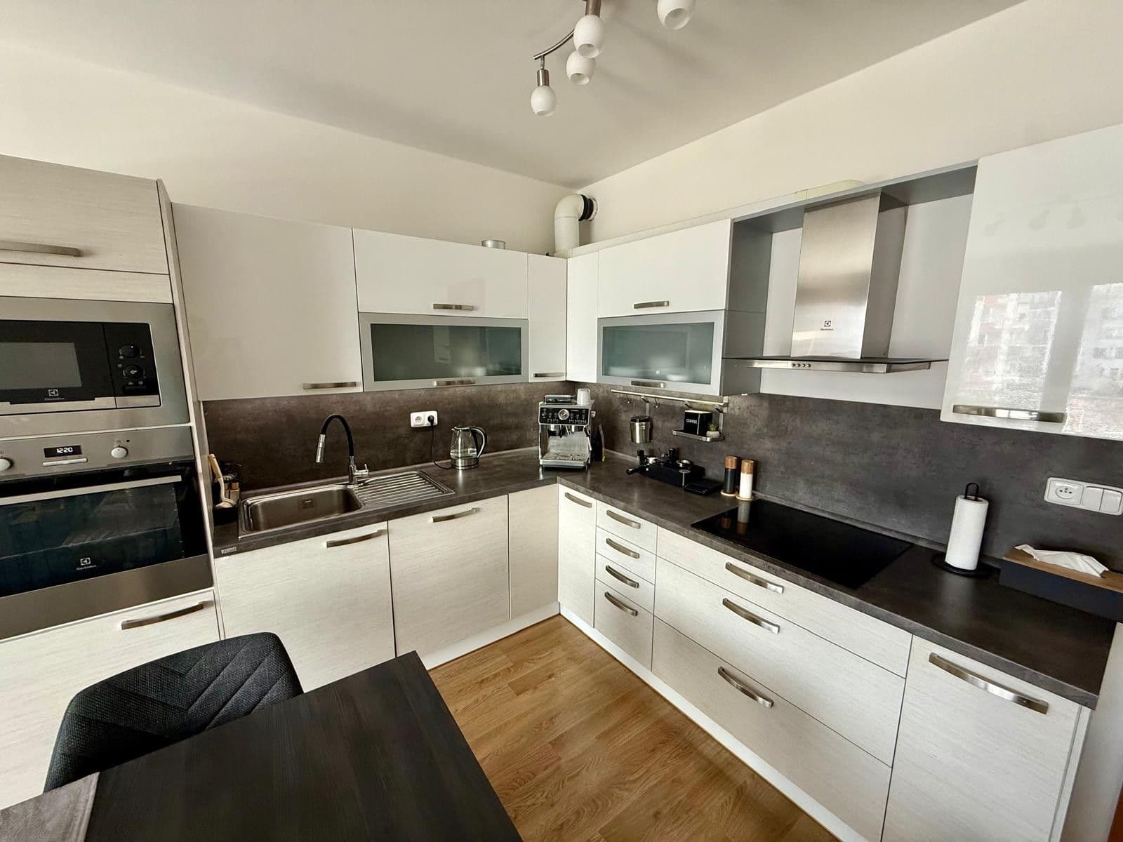 2 bedroom with open-plan kitchen flat to rent, 74 m², Sazovická, Prague, Prague 2 bedroom with open-plan kitchen flat to rent, 74 m², Sazovická, Prague, Prague