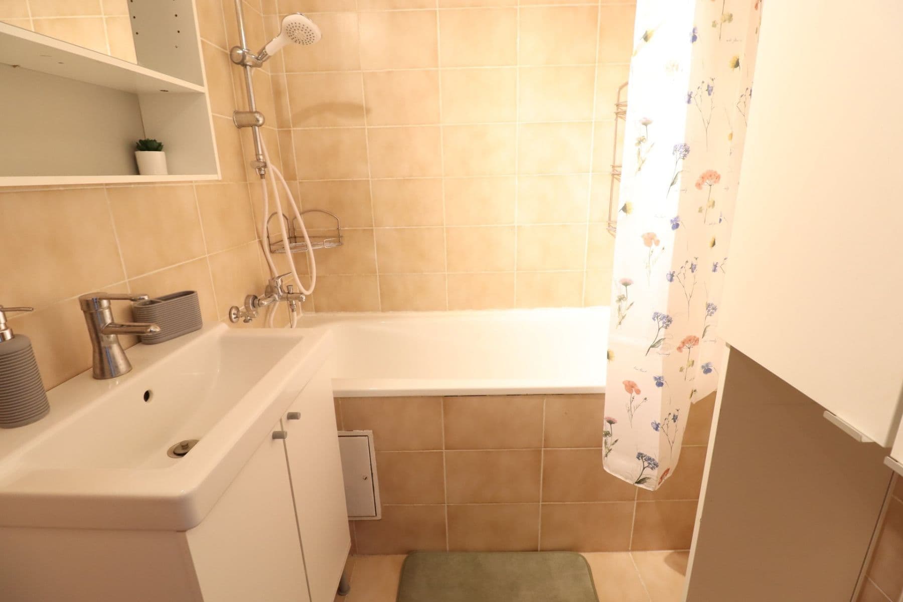3 bedroom flat to rent, 73 m², Prusíkova, Prague, Prague 3 bedroom flat to rent, 73 m², Prusíkova, Prague, Prague