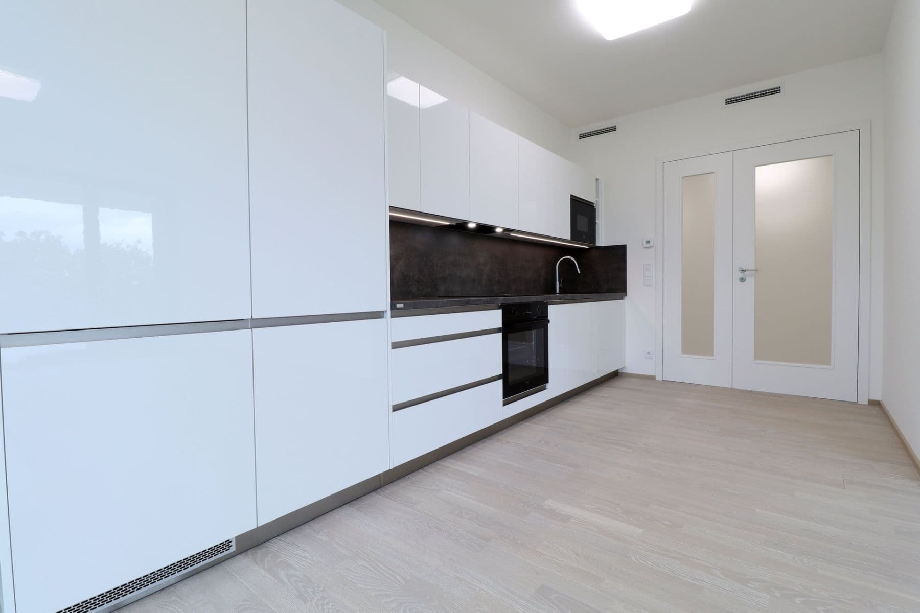 2 bedroom with open-plan kitchen flat to rent, 87 m², K Červenému vrchu, Prague, Prague 2 bedroom with open-plan kitchen flat to rent, 87 m², K Červenému vrchu, Prague, Prague