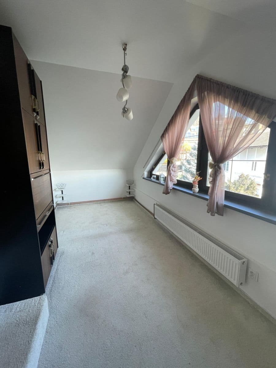 3 bedroom flat to rent, 115 m², Dehtínská, Prague, Prague 3 bedroom flat to rent, 115 m², Dehtínská, Prague, Prague