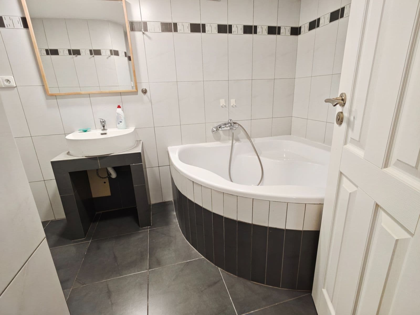 Studio flat to rent, 29 m², Křížová, Prague, Prague Studio flat to rent, 29 m², Křížová, Prague, Prague