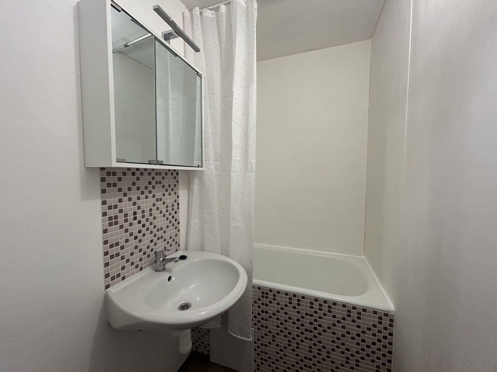 Studio flat to rent, 34 m², Křivenická, Prague, Prague Studio flat to rent, 34 m², Křivenická, Prague, Prague