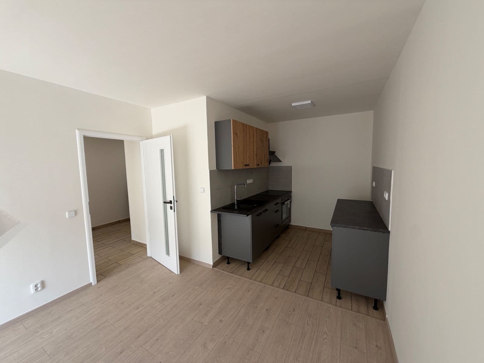 1 bedroom with open-plan kitchen flat to rent, 43 m², Váňova, Kladno, Středočeský Region 1 bedroom with open-plan kitchen flat to rent, 43 m², Váňova, Kladno, Středočeský Region