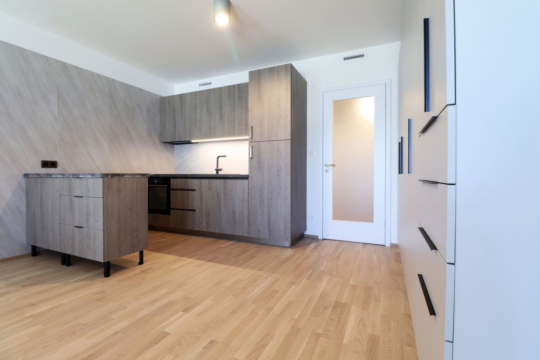 Studio flat to rent, 36 m², Toyen, Prague, Prague Studio flat to rent, 36 m², Toyen, Prague, Prague