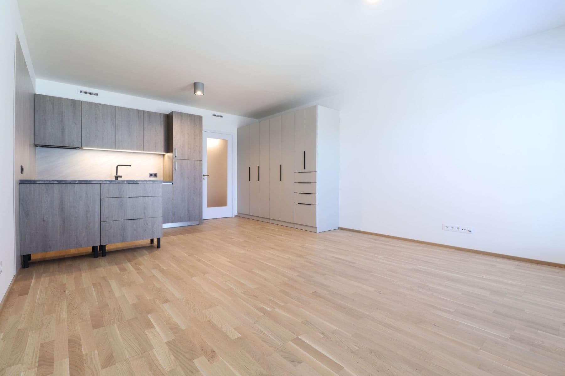Studio flat to rent, 36 m², Toyen, Prague, Prague Studio flat to rent, 36 m², Toyen, Prague, Prague