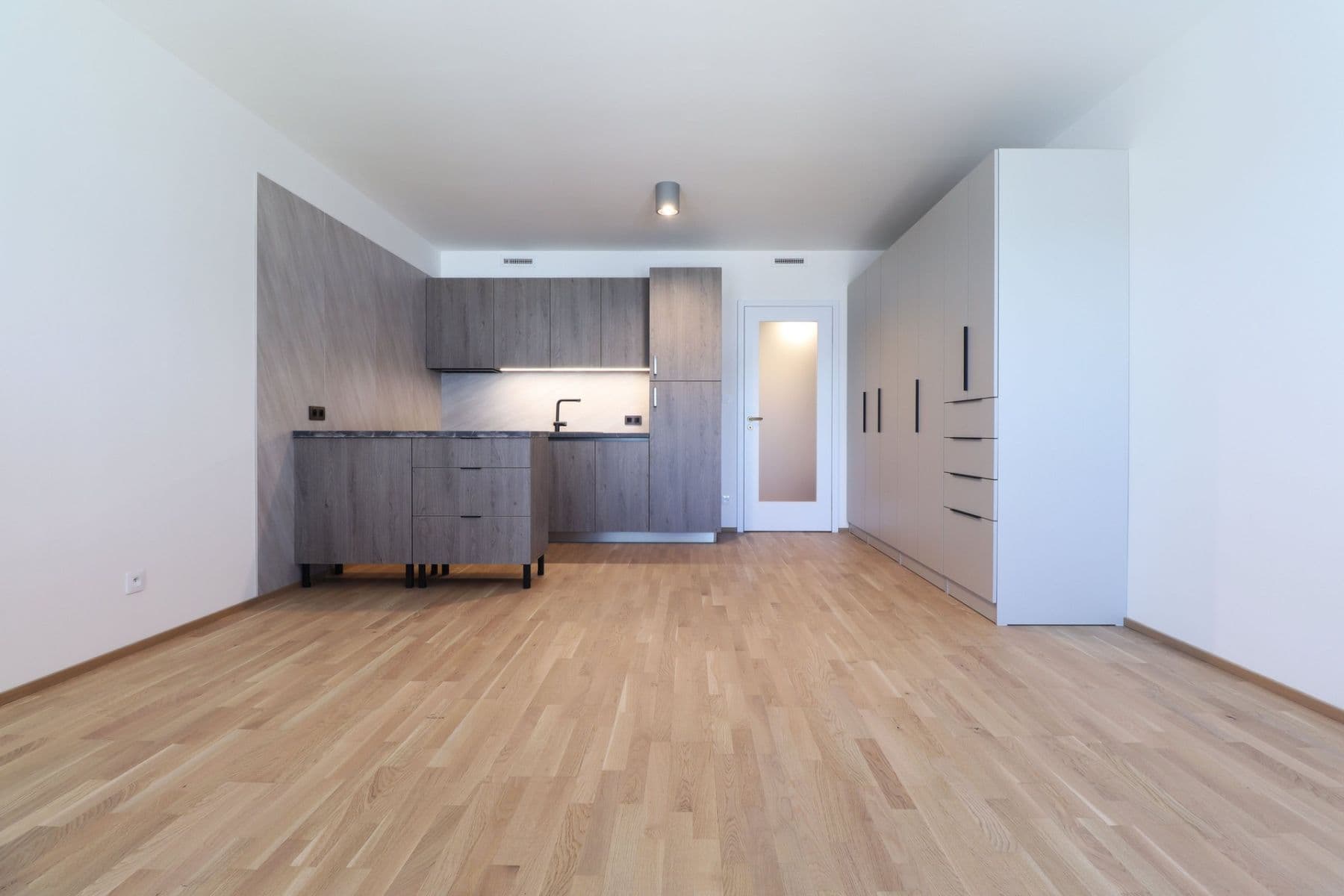 Studio flat to rent, 36 m², Toyen, Prague, Prague Studio flat to rent, 36 m², Toyen, Prague, Prague