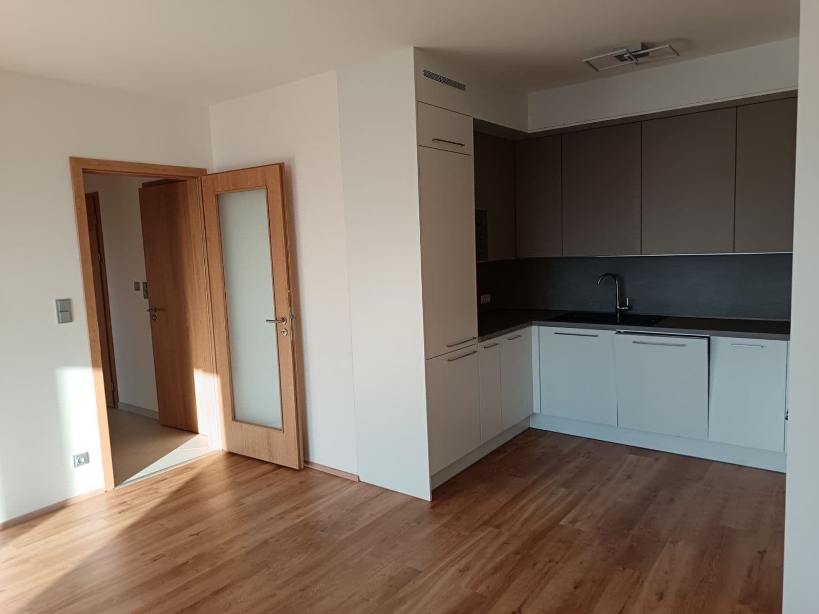 2 bedroom with open-plan kitchen flat to rent, 96 m², Kardausova, Prague, Prague 2 bedroom with open-plan kitchen flat to rent, 96 m², Kardausova, Prague, Prague