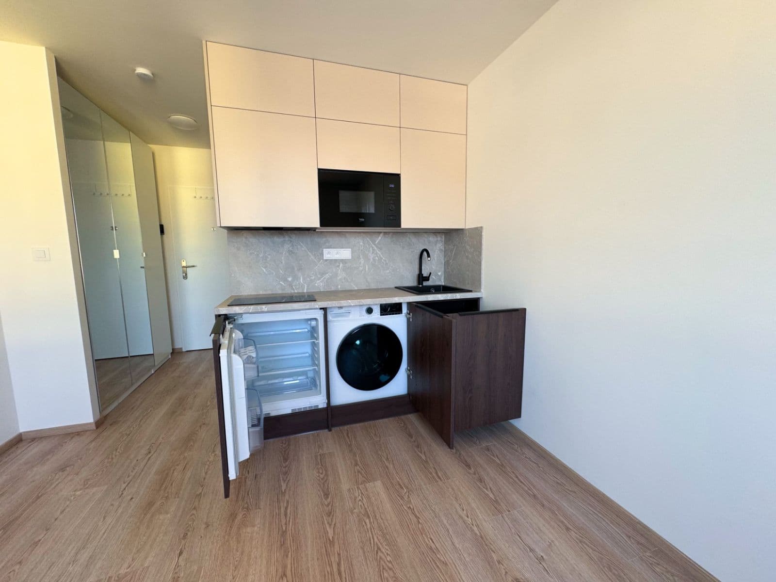 Studio flat to rent, 19 m², Kubánské náměstí, Prague, Prague Studio flat to rent, 19 m², Kubánské náměstí, Prague, Prague