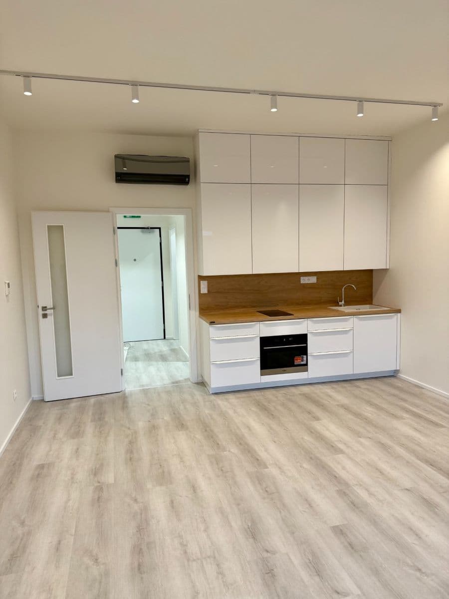 Studio flat to rent, 38 m², Komárovská, Brno, Jihomoravský Region Studio flat to rent, 38 m², Komárovská, Brno, Jihomoravský Region