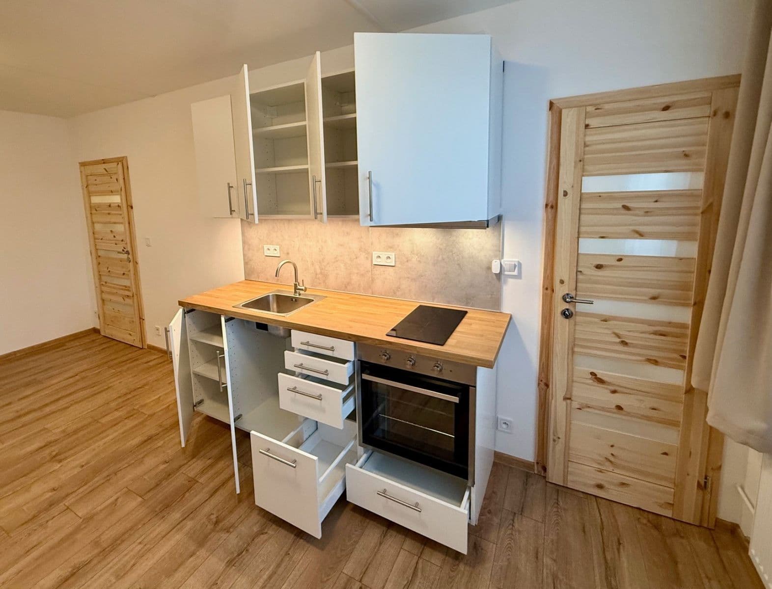 1 bedroom with open-plan kitchen flat to rent, 33 m², Holandská, Kladno, Středočeský Region 1 bedroom with open-plan kitchen flat to rent, 33 m², Holandská, Kladno, Středočeský Region