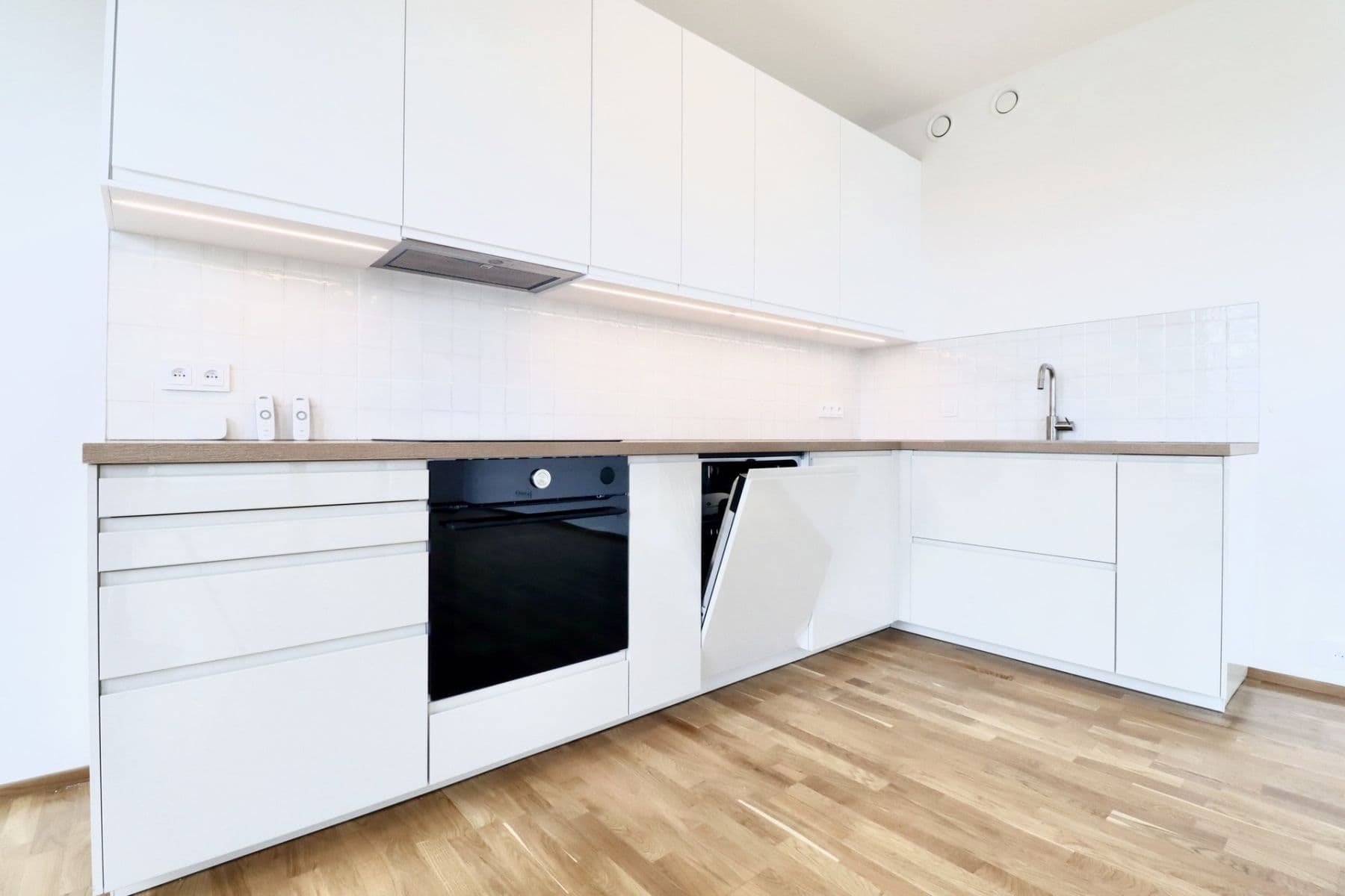 3 bedroom with open-plan kitchen flat to rent, 102 m², Čertův vršek, Prague, Prague 3 bedroom with open-plan kitchen flat to rent, 102 m², Čertův vršek, Prague, Prague