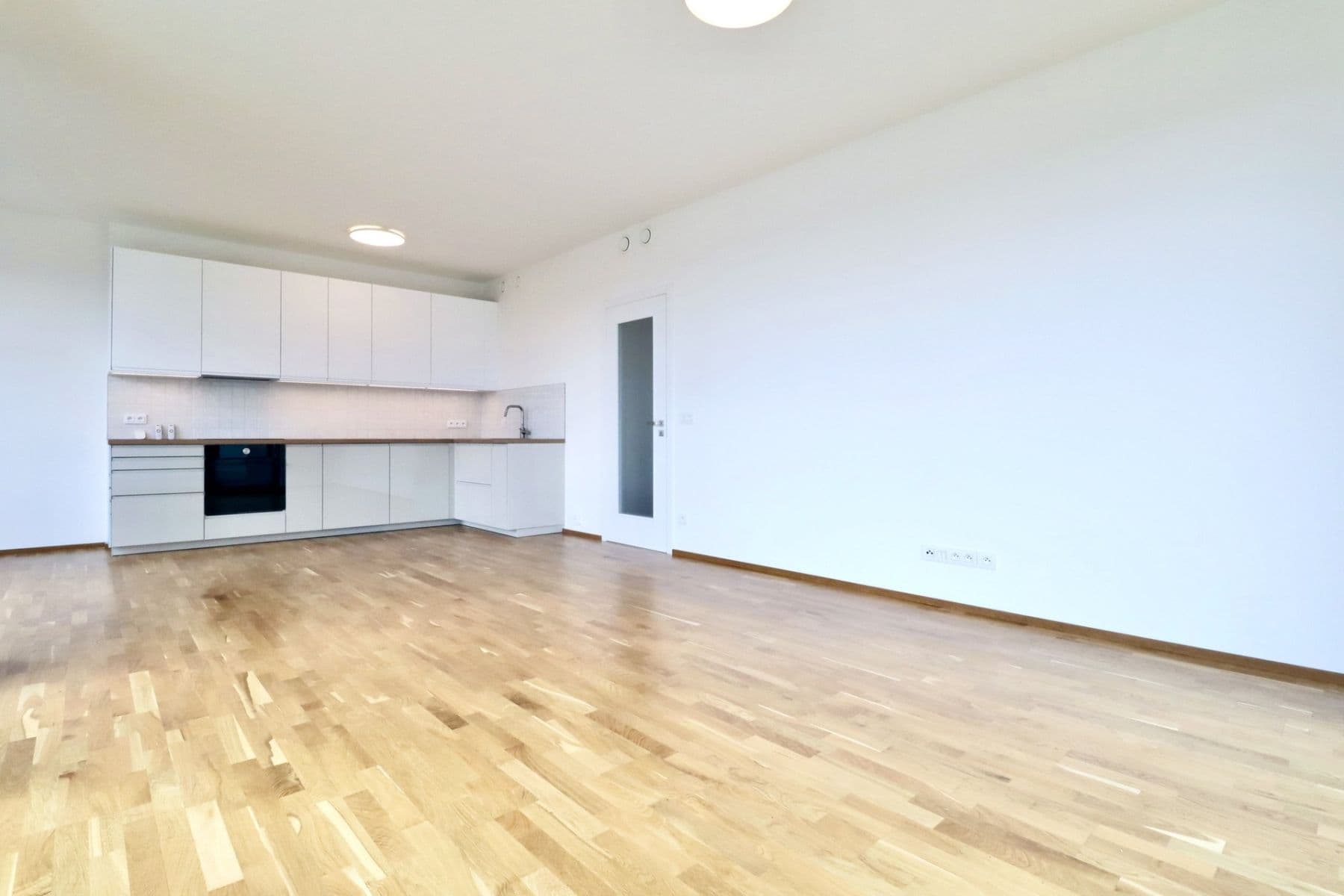 3 bedroom with open-plan kitchen flat to rent, 102 m², Čertův vršek, Prague, Prague 3 bedroom with open-plan kitchen flat to rent, 102 m², Čertův vršek, Prague, Prague