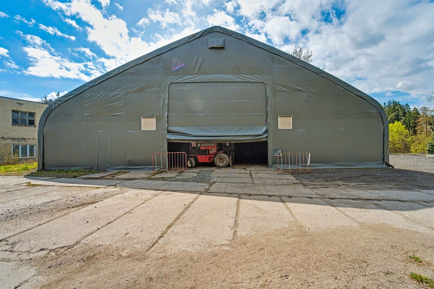 non-residential property to rent, 567 m², Jílové u Prahy, Středočeský Region non-residential property to rent, 567 m², Jílové u Prahy, Středočeský Region