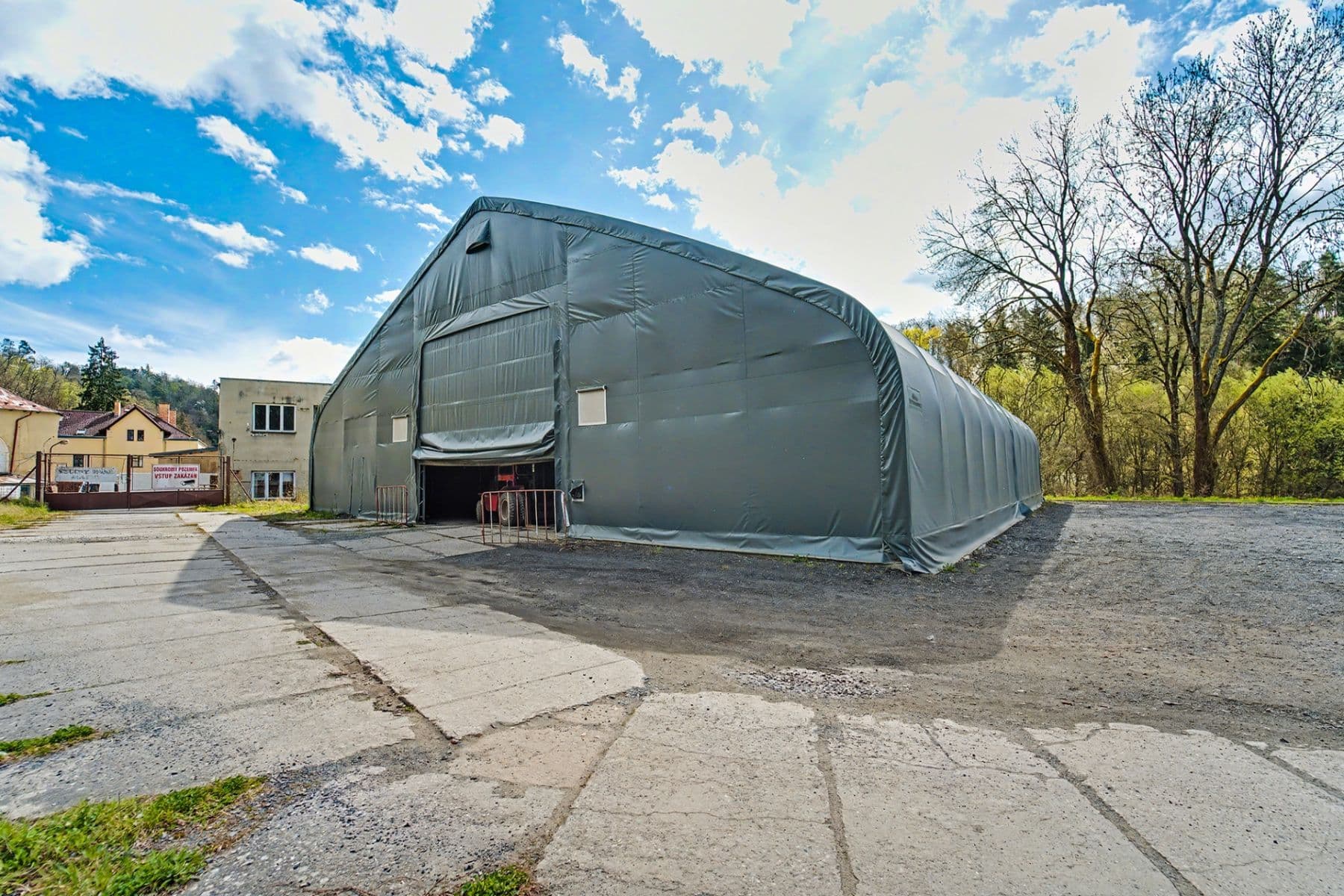 non-residential property to rent, 567 m², Jílové u Prahy, Středočeský Region non-residential property to rent, 567 m², Jílové u Prahy, Středočeský Region