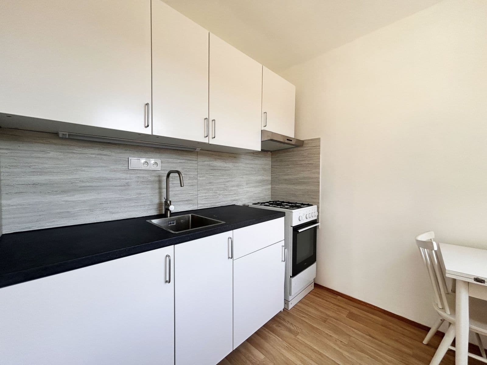 1 bedroom with open-plan kitchen flat to rent, 41 m², Průchova, Kladno, Středočeský Region 1 bedroom with open-plan kitchen flat to rent, 41 m², Průchova, Kladno, Středočeský Region
