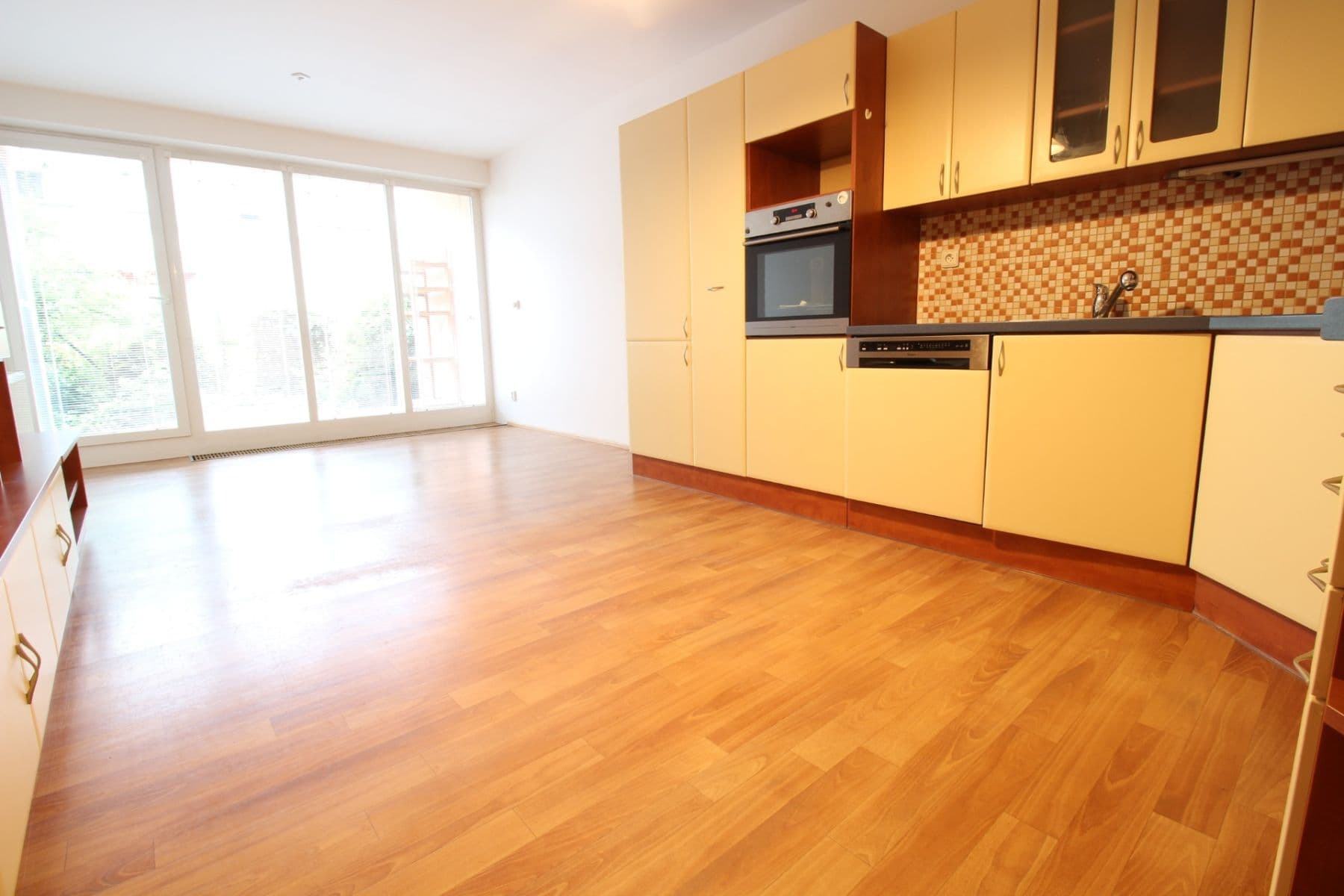 2 bedroom with open-plan kitchen flat to rent, 74 m², Pod Nouzovem, Prague, Prague 2 bedroom with open-plan kitchen flat to rent, 74 m², Pod Nouzovem, Prague, Prague