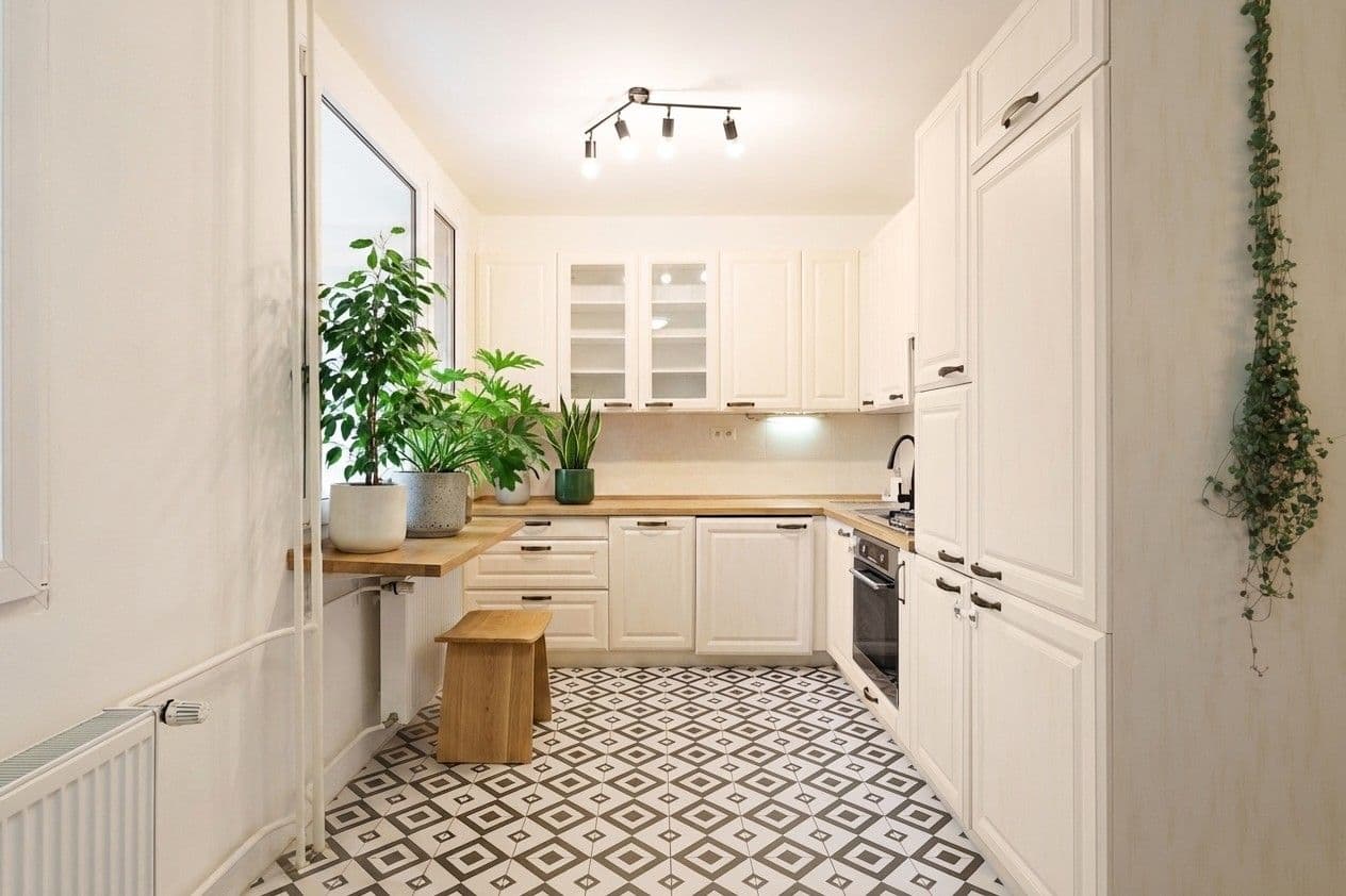 3 bedroom with open-plan kitchen flat to rent, 90 m², Milevská, Prague, Prague 3 bedroom with open-plan kitchen flat to rent, 90 m², Milevská, Prague, Prague